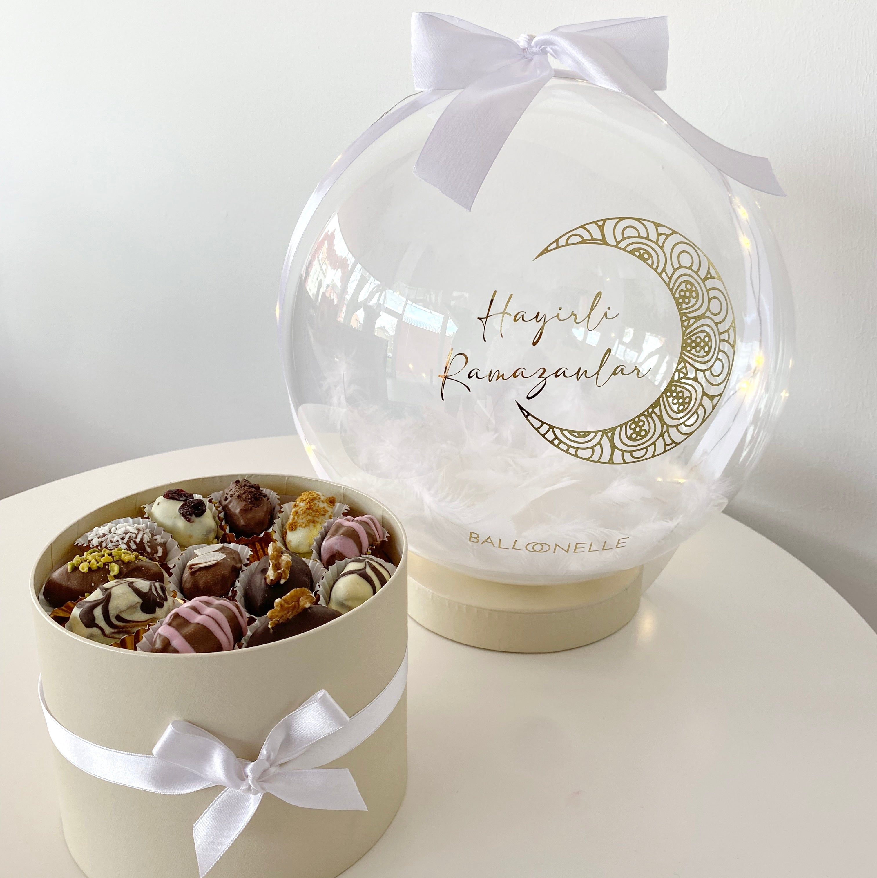 Personalisierte Ballon Ramadanbox mit Schoko Dattel & Lichterkette