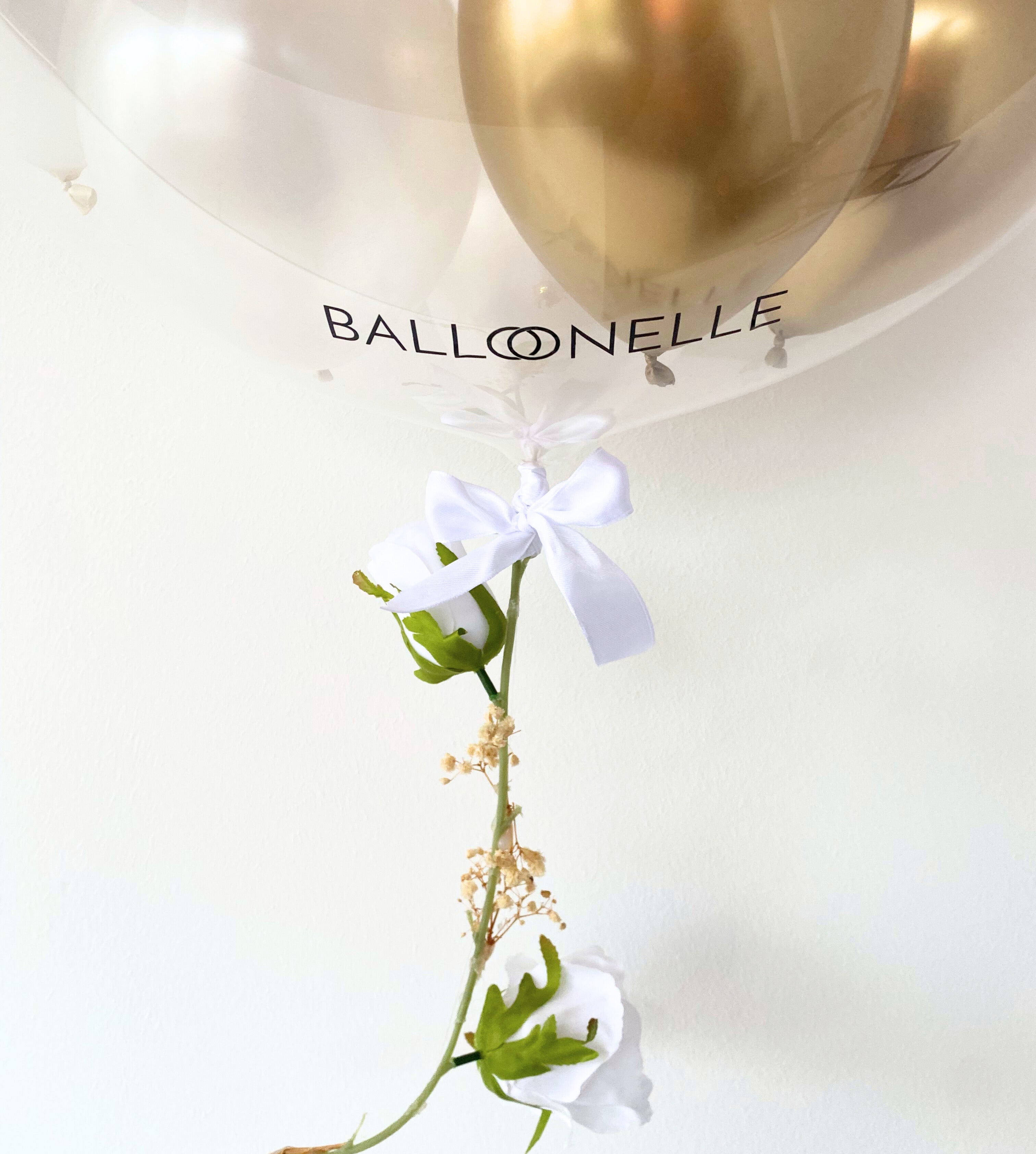 Wedding Designer Ballon mit Weissen Rosen & Schleierkraut