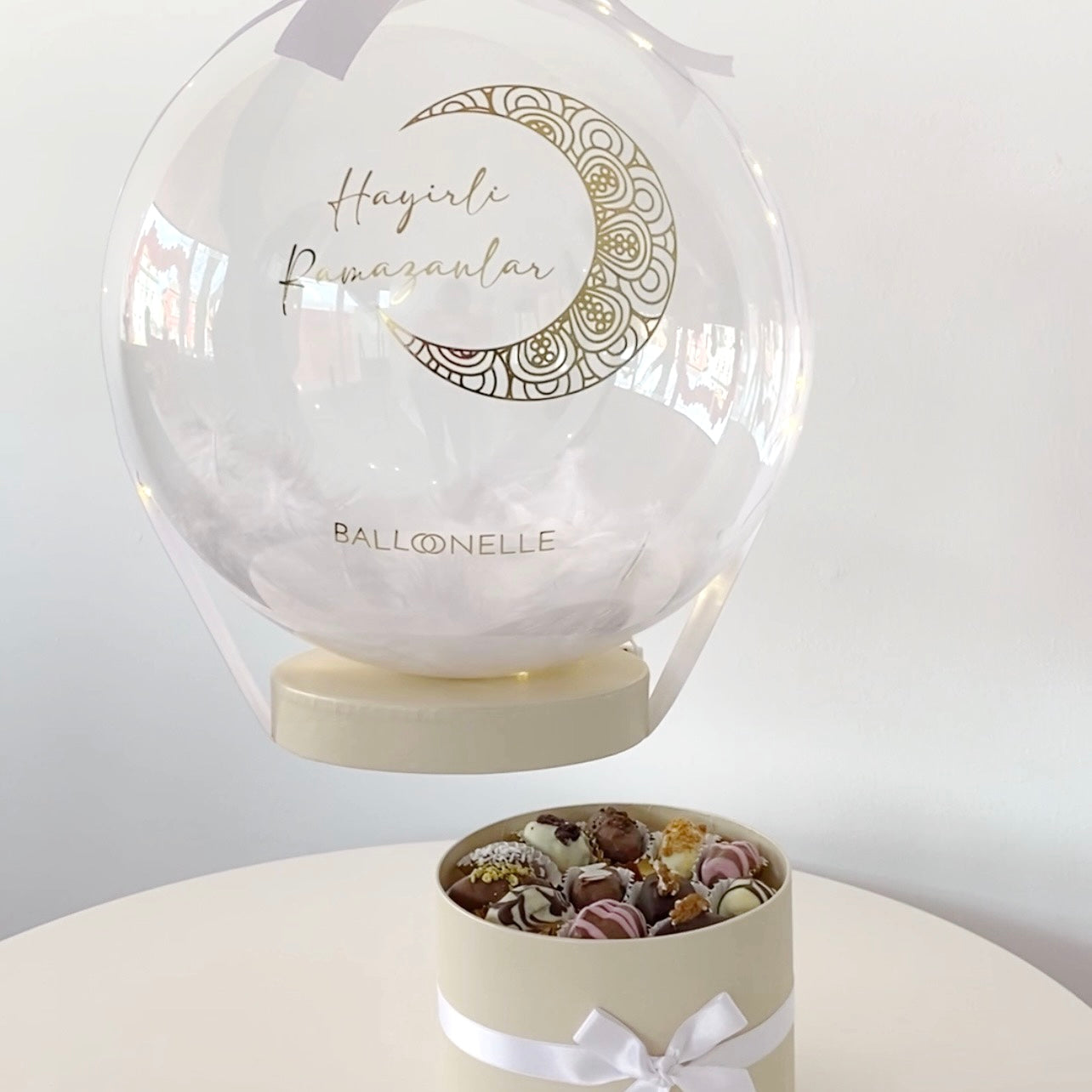 Personalisierte Ballon Ramadanbox mit Schoko Dattel & Lichterkette