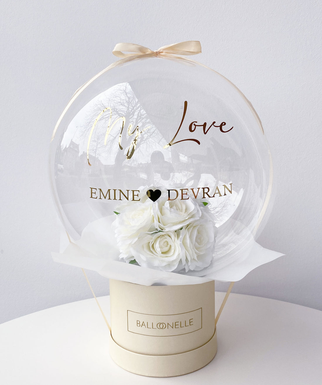 Personalisiertes Ballon Flowerbox-Set Weisse Rosen mit Herzballons - heliumgefüllt