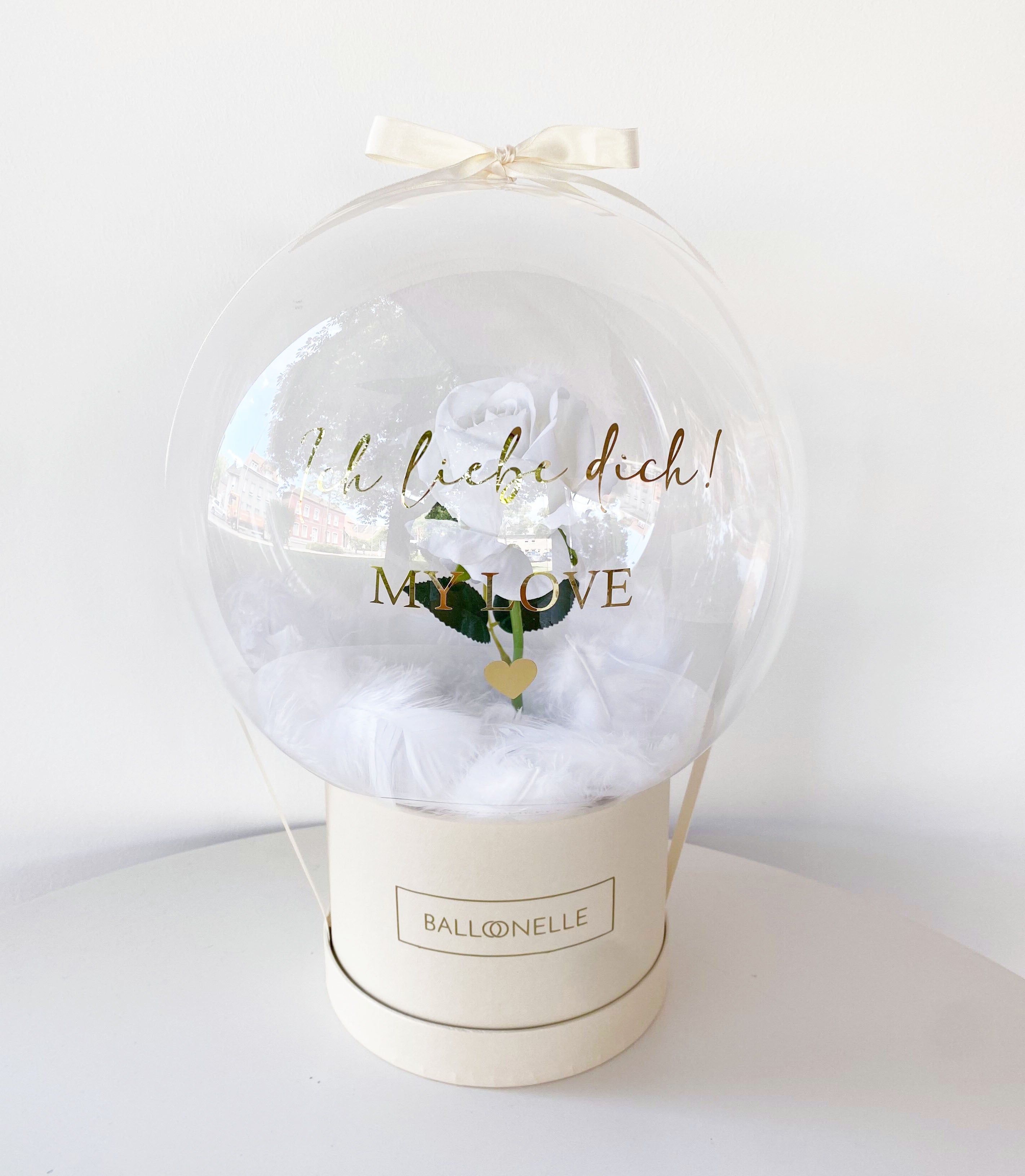 Valentinstag Flowerbox-Set Weisse Rose mit Herzballons - heliumgefüllt