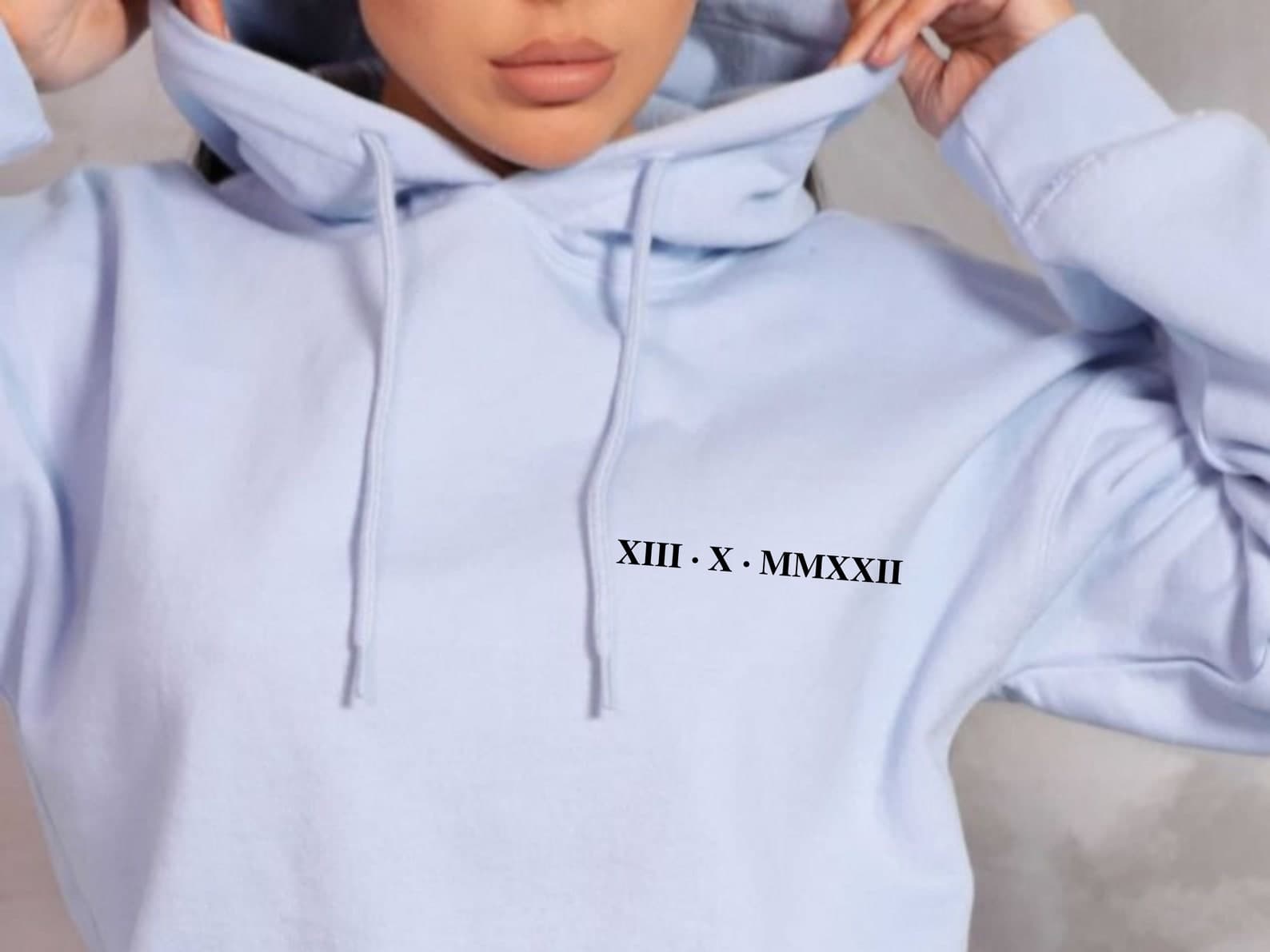 Personalisierter Hoodie mit Datum in Römischen Zahlen - BALLOONELLE