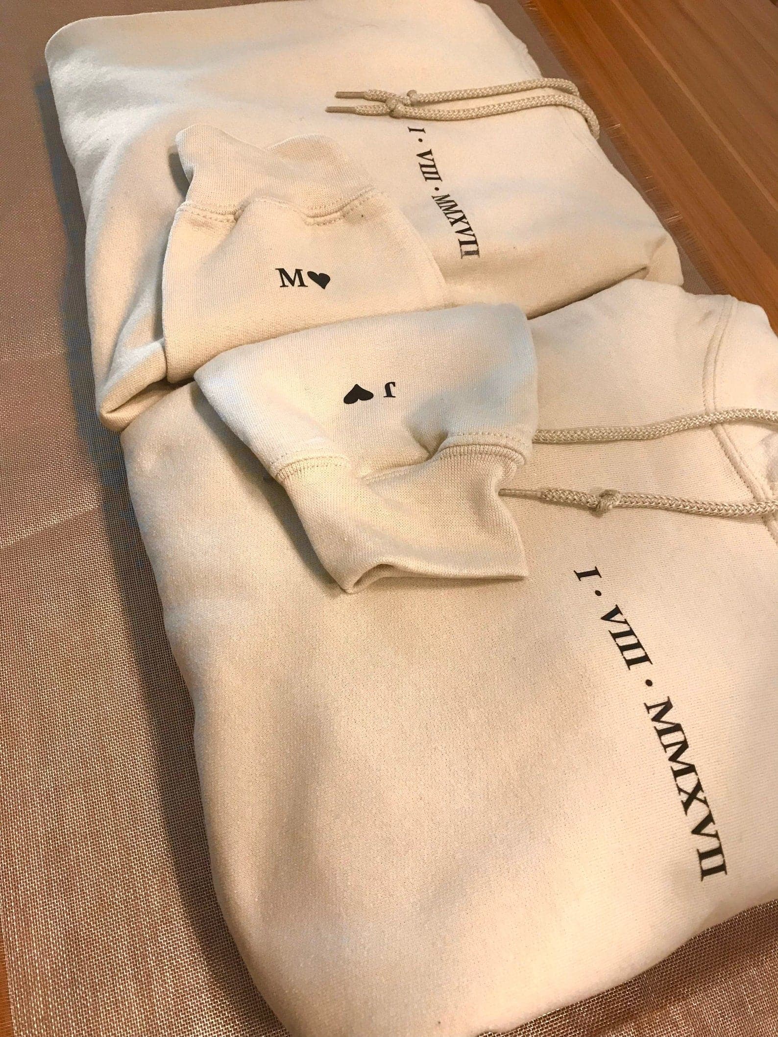 Personalisierter Hoodie mit Datum in Römischen Zahlen - BALLOONELLE