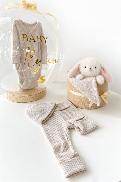 Baby-Geschenkset mit hellem Babybody im personalisierten Ballon und weißem Kuschelhasen

