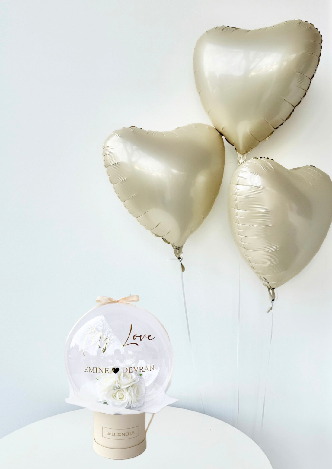 Personalisiertes Ballon Flowerbox-Set Weisse Rosen mit Herzballons - heliumgefüllt
