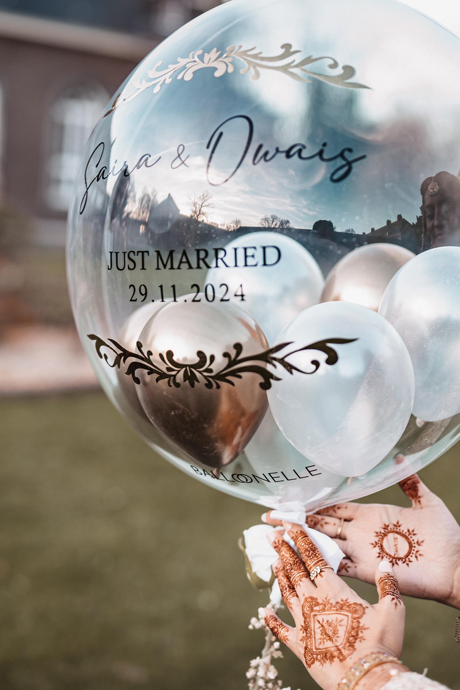 Wedding Designer Ballon mit Weissen Rosen &amp; Schleierkraut