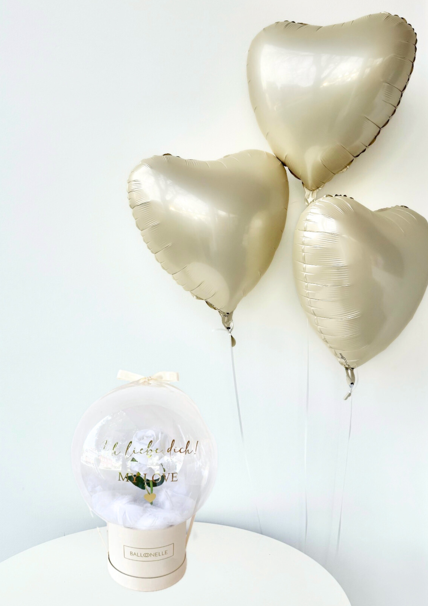 Valentinstag Flowerbox-Set Weisse Rose mit Herzballons - heliumgefüllt